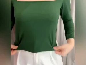 Crop Top Leher Kotak: Atasan Crop-Top Untuk Baju Casual Wanita