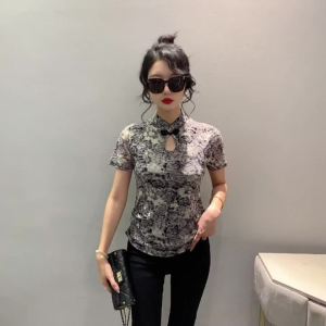 AMMIN เสื้อยืดแขนสั้นลายตาข่ายสองชั้นคอตั้งวินเทจของจีนลำลองพิมพ์ลายดอกไม้ฤดูร้อน2024