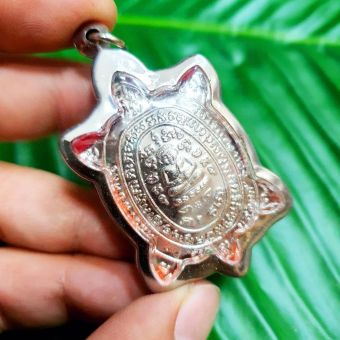 รูปจากผู้ขายบน Lazada: เหรียญพญาเต่าเรือน(พิมพ์ใหญ่)กะไหล่เงิน หลวงปู่หลิว วัดไร่แตงทอง จ.นครปฐม เลี่ยมกรอบสแตนเลสอย่างดีพร้อมห้อยบูช ตั้งราคา ฿189 ขายแล้ว 10 ชิ้น