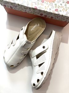 ของ Enrich pinersงานเย็บรองเท้าปิดหัว เปิดท้ายหญิงแบบรองเท้าสุขภาพ เป็นรองเท้าที่มีการออกแบบมาเพื่อความสบายในการเดิน และช่วยในการดูแลสุขภาพเท้า มีคุณสมบัติที่ดีต่อสุขภาพ"