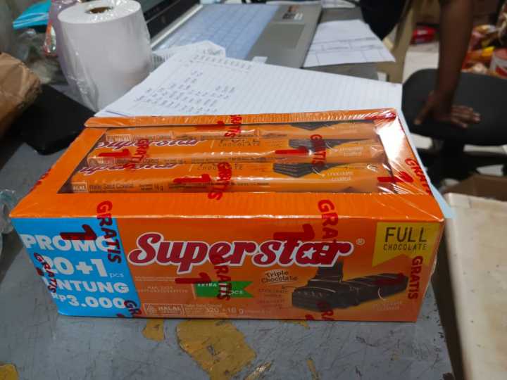 SuperStar Wafer Triple Coklat 1 box isi 20+1 Pcs