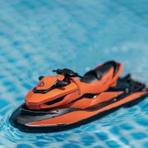 ZHUJI จ็อทสกี เรือยนต์ควบคุมระยะไกลความเร็วสูง ไม่ซึมน้ำ พลาสติก โมเดลจำลองเรือไฟฟ้า เรือควบคุมระยะไกล ขนาดเล็ก เรือเร็วไร้สาย 2.4g ของเล่นเด็ก