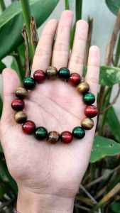 Gelang Tasbih Akar Bahar Tali Arus Kombinasi 3 Warna (Merah Emas dan Hijau) Dim 12mm