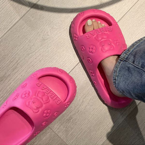 LHFriday รองเท้า แตะ ฮิต 🛒รองเท้าแตะแฟชั่นสุดนุ่มนวล🥳แบบสวม รูปตุ๊กตาหมี 🧸 แต่งขอบด้วยลวดลายดอกไม้🌼สวยน่ารักใส่สบาย ทนทาน💥