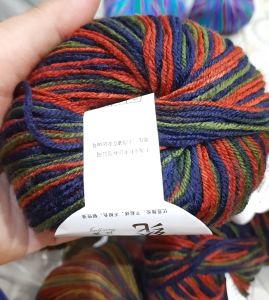 ไหมพรมสีเหลือบ สีสันสดใสสวยงาม ขนาดเส้นประมาณ 1.5 มิล น้ำหนักต่อม้วน ประมาณ 45 - 50 กรัม