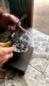 Kìm dài 7 inch gặp phanh côn xe ga