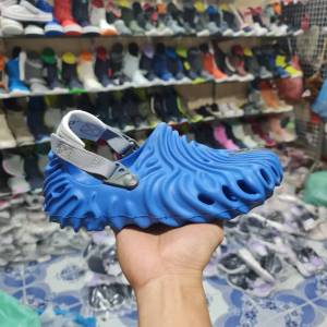 Crocs Pollex รองเท้าแตะแบบสวมมีสายรัดส้นรุ่นใหม่ล่าสุด Crocs SELEHE MEMBURY X Pollex Design สวยมาก ใส่นุ่มดี