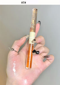 Son bóng Cappuvini là một em son bóng kèm dưỡng có màu cực yêu với thiết kế 2 đầu cực kỳ tiện lợi