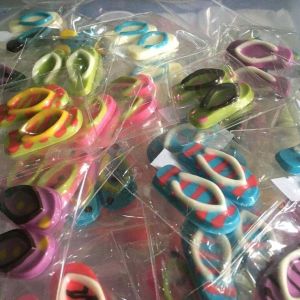 Paket Usaha Cokelat Karakter Bentuk Sendal isi 20 Pasang