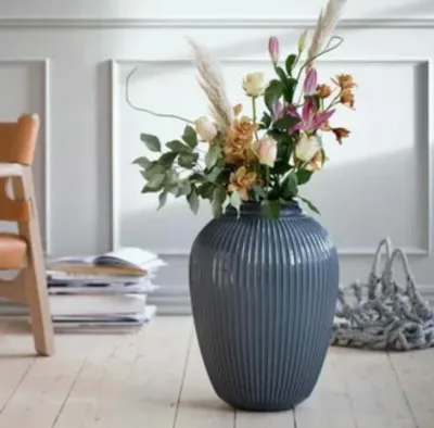 Vase Keramik Gaya Skandinavia Warna Coklat Tua dengan Motif Geometris