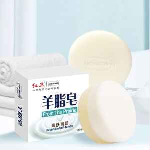 红卫羊脂皂清洁肌肤然  The Red Guard sheep fat soap cleanses the skin.