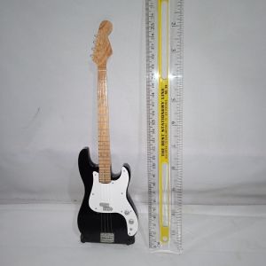 Miniatur Gitar Elektrik Gitar Bass Free Stand Miniatur Gitar Kayu Unik Tinggi 25 cm Kwalitas Oke Aksesoris Pajangan dan Koleksi