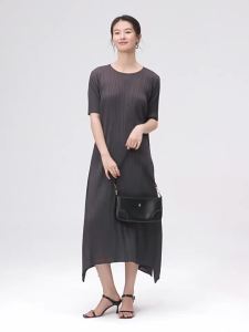 2318 Thin Loose Slimming Long Round Neck Short Sleeve Irregular Hem Pleated Dress One Size (45-75kg)