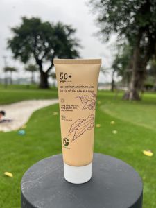 Kem Chống Nắng TÍA TÔ SPF50+/PA++++ AOm Natural Nâng Tone Dịu Nhẹ Lành Tính 60ml