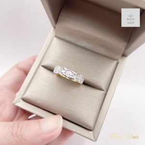 แหวนเพชรแถวสามเม็ดเรียงด้ายข้างประดับเพชรเล็กเก้าเม็ด ฟรีไซต์