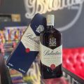 Ballantines finest blended scotch Scotland, có hộp. 