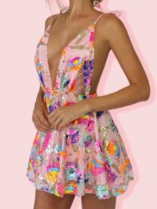 ดอกไม้เลื่อมชุดค็อกเทล Tulle สั้นสีชมพูลื่นลึก V คอเว้าหลังลูกไม้ขึ้นปาร์ตี้พิธีแต่งงานมินิผู้หญิง