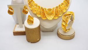 Wave Small Shiny Diamond Middle East Dubai 24K Gold Jewelry Bridal Accessories Necklace Bracelet Earrings Ring Four-Piece Set
