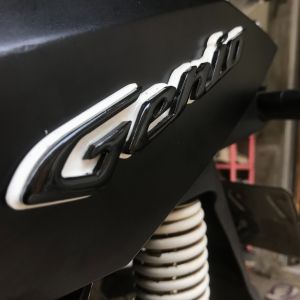 EMBLEM MOTOR HONDA GENIO VARIASI HURUF TIMBUL 3D BAHAN FIBERGLASS
