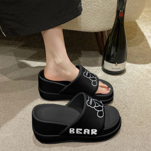 LHMonday แฟชั่นมาแรง รองเท้าแตะแบบสวมส้นหนา งานสวยปัง ดีเทลสวยเก๋ งานดีงานปังมาก ไม่ว่าลุคไหนน้องเอาอยู่ แต่งลายหมีสุดน่ารัก ใครเห็นเป็นต้องชอบ สาวๆต้องมีราคานี้ดีมาก