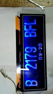 dudukan tatakan plat nomor mobil acrylic dengan lampu LED