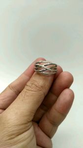 - แหวน เงินแท้ 92.5% งานส่งออก ฝังเพชรสวิส cz เกรด 5A หน้าแหวนกว้าง 1.2 ซม. หนัก 3.9-4 กรัม ดีไซน์สวยหรู ดูแพง เคลือบทองคำขาวแล้วครับ ใส่ไม่ดำ และไม่ซ้ำใคร