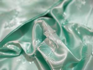 ผ้าห่ม ผ้าแพร Jacquard Satin ผลิตจากเส้นใยสังเคราะห์โพลีเอสเตอร์ (Polyester) ขนาด 5 ฟุต และ 6 ฟุต ให้ความเงางาม มันวาว สวยงามน่าสัมผัส ไม่เก็บกักฝุ่นละออง ลดปัญหาไรฝุ่น ดูแลง่าย ซักง่าย แห้งเร็ว