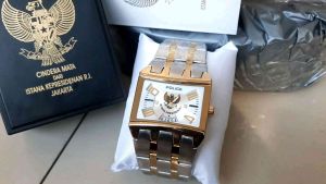 Jam tangan pria istana presiden