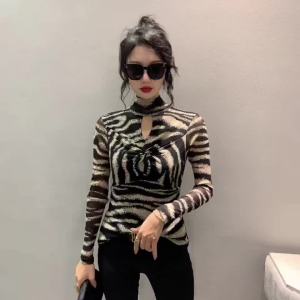 AMMIN เสื้อยืดแขนยาวสำหรับผู้หญิงแฟชั่นสไตล์เกาหลีเปิดไหล่กึ่งคอสูงพิมพ์ลายวินเทจเรขาคณิตแขนยาว2024เสื้อเบลาส์ขนาดพลัสสวยสง่าลำลองฤดูใบไม้ผลิ/ฤดูร้อนแฟชั่น