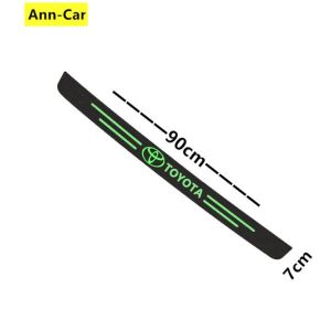 【 Ann-Car】4ชิ้น/เซ็ตรถส่องสว่างประตูด้านข้างขั้นตอนงัวแถบคาร์บอนไฟเบอร์หนังป้องกันรอยขีดข่วนป้องกันสติ๊กเกอร์ไฟเบอร์สำหรับ Toyota Camry Corolla RAV4 Vios Avanza Rush Calya Innona Fortuner Hilux Yaris Wigo Prius เรืองแสงในที่มืด