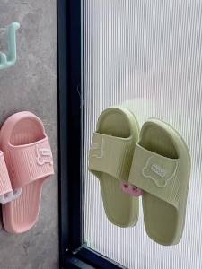 Bathroom slipper rack wall mounted perforated shower room rack toilet slipper drain rack toilet storage rack