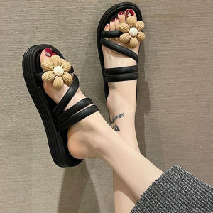 Tsion ห้ามพลาด รองเท้าแตะสไตล์เกาหลี แบบสวมสายไขว้ ตกแต่งดอกไม้เดซี่  มี 3 สี ดีเทลน่ารัก เหมาะกับสาวสไตล์หวาน ใส่ได้ทุกโอกาส ใส่เที่ยวโทนละมุน กับชุดน่ารัก หรือใส่เดินชิลก็นิ่ม สบาย