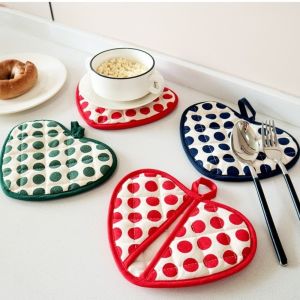 DNFIWN3 2pcs Heart-shaped Heat Insulation Pad Thickened Cotton Polka Dot Oven Mitts Placemats Heat Resistant Coasters Baking Kitchen