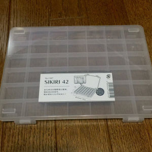 Hộp nhựa nhiều ngăn trong suốt có khóa cài sx tại Nhật. 42 ngăn cố định. 233x17cm cao 21cm. D712