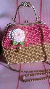 Satu set Tas dan dompet koin rajut pakai behel gold. Tas rajut pakai behel warna gold rajutan tali satin lembut dan kilat. Dengan hiasan bunga mawar rajut dan bros bunga satin yang bisa dilepas pasang. Dikemas dengan palstik kaca. cocok untuk tas pesta
