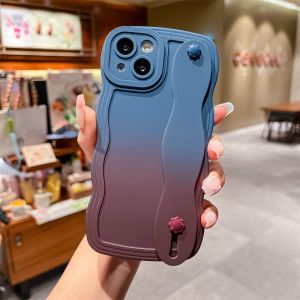 Kisscase Sóng Khung Dây Đeo Cổ Tay Trường Hợp Đối Với Iphone15 Pro Max 14 Cộng Với 13 12 11 Thời Trang màu gradient Xoăn Máy Ảnh Bảo Vệ có dây đeo cổ tay Chủ nhựa TPU mềm bao gồm tất cả Bìa