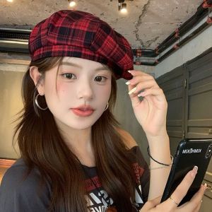 BEAUTYLADIES JK JK JK หมวกเบเร่ต์ลายสก๊อต สีแดงเเดง ภาษาญี่ปุ่นญี่ปุ่น หมวกจิตรกรย้อนยุค แฟชั่นสำหรับผู้หญิง ฮาราจูกุ หมวกเบเร่ต์ Y2k สำหรับผู้หญิง