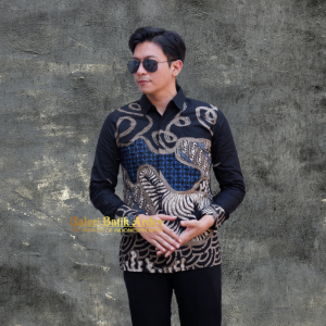 Galeri Batik Ardev - Madhura Abstrak Kemeja Batik Pria Slim Fit Lengan Panjang Batik Pria Warna Hitam Kombinasi Navy Blue