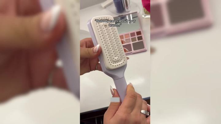Self Cleaning Hair Brushes, Retractable Hair Brush, Easy Clean Hair Brush with Retractable Bristles, Anti Static Massage Comb Brush for Effortless Hair Removal and Cleaning (Grey)
