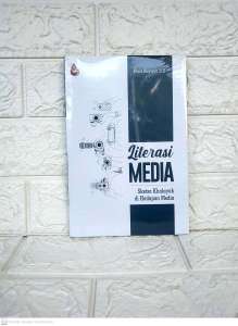 LITERASI MEDIA Sketsa Khalayak di Hadapan Media     Putri Aisyiyah R.D     INTRANS PUBLISHING PREMIUM AJ-KNK FAKULTAS ILMU KOMUNIKASI TAHUN 2021