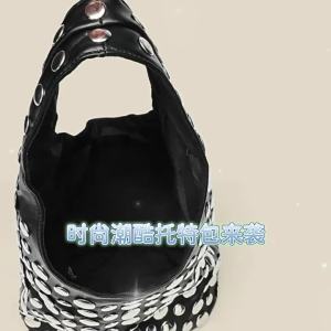 Túi xách nữ kiểu túi tote và túi xô mẫu mới thời trang Âu Mỹ phong cách casual cá tính sành điệu họa tiết chấm bi đinh tán có thể xách tay hoặc đeo