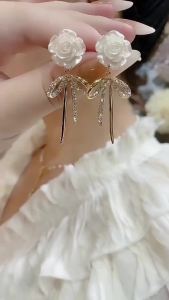 Bông tai nữ mẫu mới phong cách Pháp cổ điển dáng dài tua rua hoa trà nơ kim loại sang trọng nhẹ nhàng cao cấp thanh lịch.