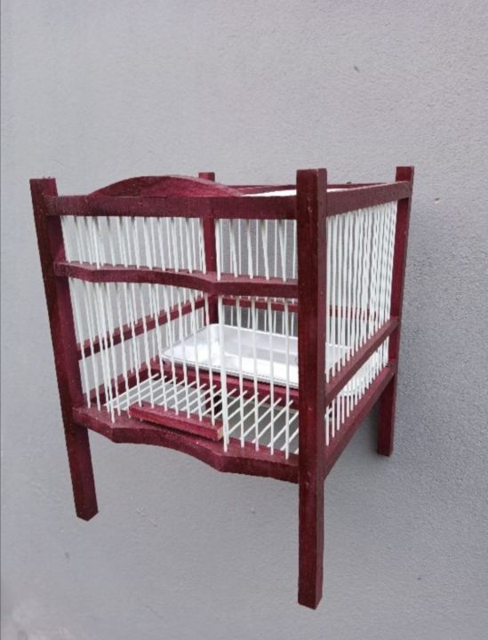 Lồng tắm chim khuyên. Có khay nhôm đựng nước tắm. khung gỗ. Nan cáp quang. Kích thước 33x33x25cm. Màu nâu đỏ