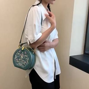 Túi đeo chéo nữ mẫu mới mùa xuân thêu họa tiết phong cách Trung Hoa túi xách tay cao cấp túi tròn nhỏ thời trang tân Trung Hoa.