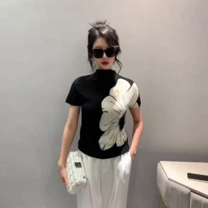 Ammin 2024เสื้อยืดแขนสั้นสีดำ Sablon Bunga ตำแหน่งตำแหน่งตำแหน่งแฟชั่นเรียบง่ายสไตล์เกาหลีสำหรับฤดูร้อนเสื้อเบลาส์แขนสั้นขนาดใหญ่พิเศษ