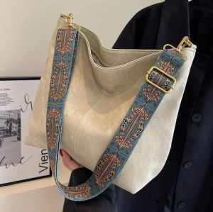 พร้อมส่งกระเป๋าสะพายไหล่ผู้หญิงหนังpuสีทึบแนววินเทจกระเป๋าสะพายข้างทรงถังกว้างแบบเรียบง่าย