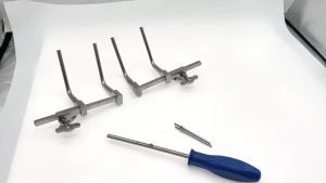 ชุดเครื่องมือแยกกระดูกคอ KITA พร้อมสกรู เครื่องมือแยกกระดูกคอแบบใช้ในหม้อนึ่งฆ่าเชื้อได้ แบบซ้ายขวา