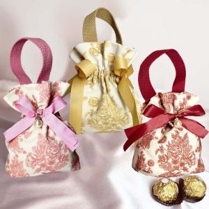 CHARMI โบว์ผ้าซาติน กระเป๋าผ้าใบหูรูดลายดอกไม้ จี้มุกห้อยคอ จุได้มาก กระเป๋าข้อมือดอกโบตั๋น หวานหวานแหววว ถุงขนมแต่งงาน ถุงน้ำตาลเทศกาล แต่งงานในงานแต่งงาน