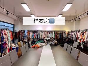 พร้อมส่งรวดเร็ว mai ชุดผู้ชาย 2025  แขนยาว สีพื้น เสื้อหลวมทันสมัย T เสื้อเชิ้ตผู้ชาย Hot