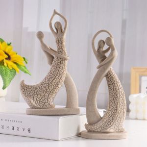 MKEB คาวาอิ รูปปั้นคู่รักแอบสแตรก สร้างสรรค์และสร้างสรรค์ มินิมินิ ตุ๊กตาเรซิ่นคู่ หุ่นแผงหน้าปัดรถยนต์ ทนทานต่อการใช้งาน คนรักการตกแต่งที่ทันสมัย วันวาเลนไทน์